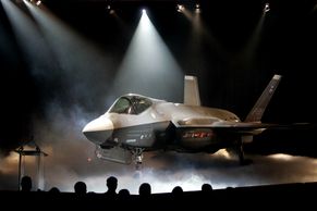 F-35: Neviditelný letoun, co umí zaútočit na Moskvu a stojí 35 tisíc dolarů na hodinu