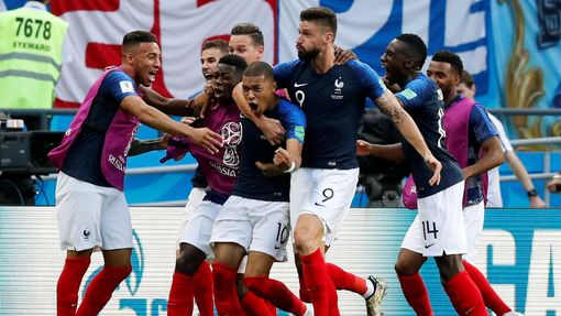 Francie slaví čtvrtý gól v síti Argentiny.