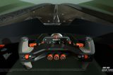Volant, jehož design automobilka navrhovala ve spolupráci s profesionálními hráči závodního simulátoru.