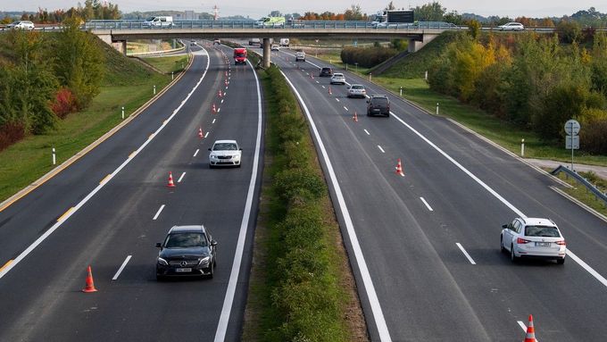 Na dálnicích D11 (na snímku) a D35 před Hradcem Králové skončila dopravní omezení kvůli opravám vozovky.