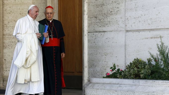 Papež František a kardinál Lorenzo Baldisseri opouštějí biskupský synod o rodině.