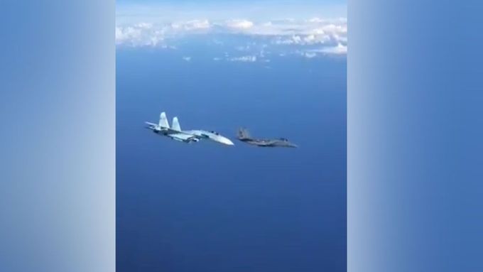 Ruský pilot natočil druhého ve chvíli, kdy naletěl se stíhačkou Su-27P těsně na stroj F-15C, který patroloval nad Baltským mořem v rámci mise NATO.
