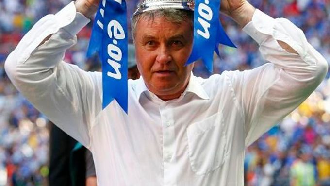 Guus Hiddink Chelsea dovedl k titulu v FA Cupu.