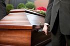 Čínští úředníci platí vykradače hrobů, mají kvóty na kremace