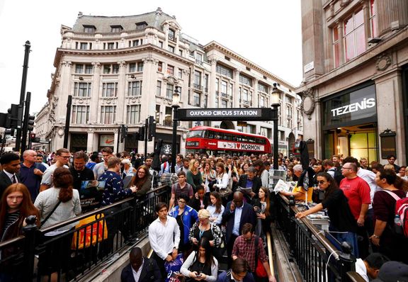 Takto se obyvatelé Londýna snažili ve středu vtěsnat do posledního metra. Krátce před tím, než stávka začala.