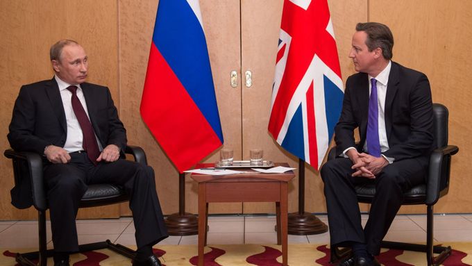 Britský premiér David Cameron během pařížského setkání s ruským prezidentem Putinem.