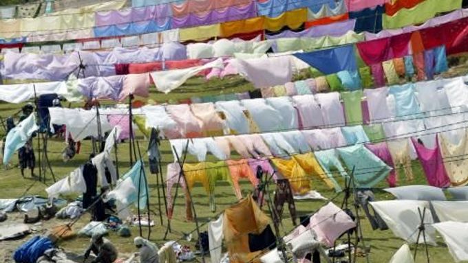 Evropan, zvyklý na automatické pračky, se podiví, ale tohle je opravdu tradiční indická prádelna. Na tisíc rodin se u řeky Gomti živí praním špinavého prádla, za něž v přepočtu dostane dvě stě dolarů měsíčně.