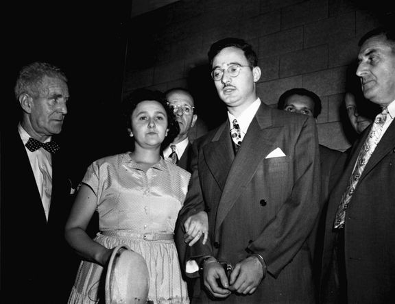 Julius a Ethel Rosenbergovi na archivním snímku z roku 1951 během svého procesu.