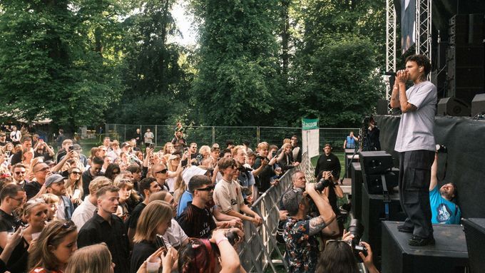 V tracku Inglorious si Slowthai pozval fanouška na pódium například na polském festivalu Off. Foto: ČTK/imago stock&people