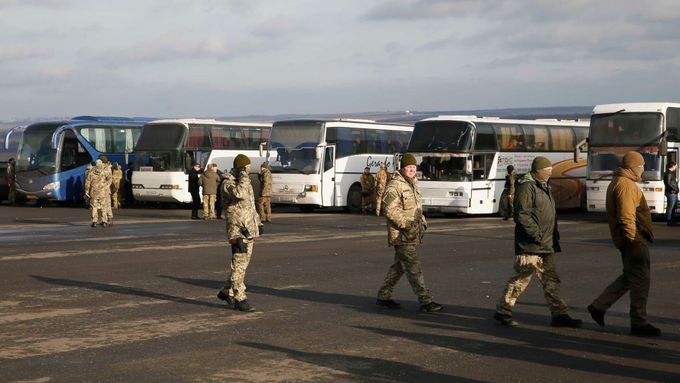 Ukrajinští vojáci připravují předání válečných zajatců.