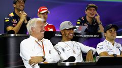 Charlie Whiting (vlevo dole) na tiskové konferenci s piloty F1 před GP Brazílie 2016