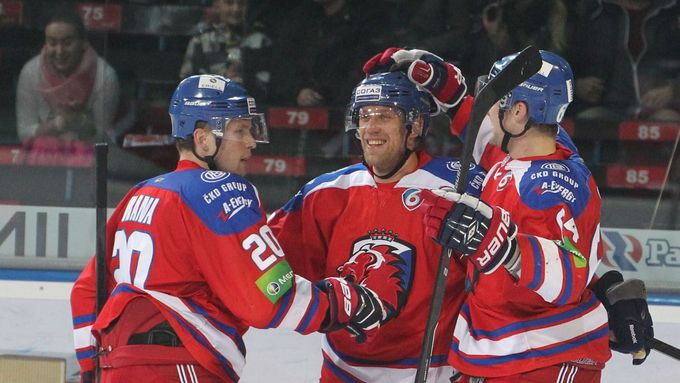 Především díky dvěma gólům Patricka Zackrissona je Lev už jen jedinou výhru od postupu do semifinále play off KHL.