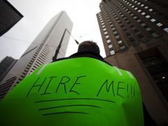 Nezaměstnaný muž shání práci v centru Toronta.