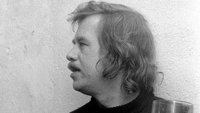 Spisovatel, dramatik a disident Václav Havel, jak ho v roce 1977 zachytil fotograf Ondřej Němec.