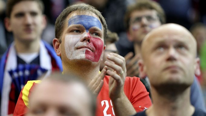 Čeští fanoušci národnímu týmu i přes porážku poděkovali za semifinálový výkon potleskem.
