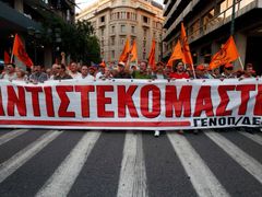 Proti úsporným opatřením vlády se v Řecku zvedla mohutná vlna odporu
