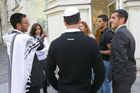 H&M stáhl v Izraeli z prodeje kontroverzní šál. Vypadá jako židovský modlitební plášť