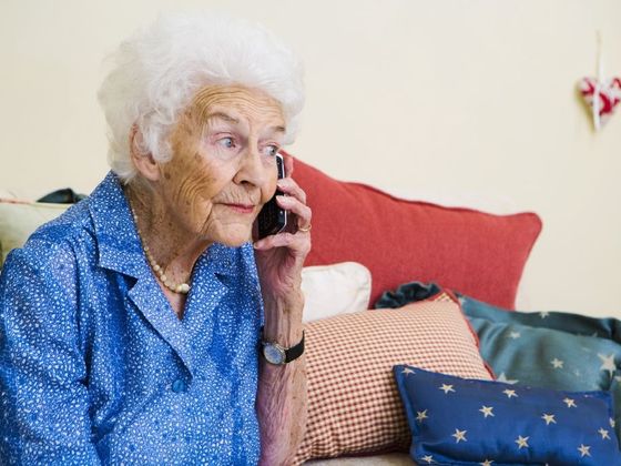 Více k důchodové reformě: Telefonování, stáří, senior - ilustrační foto