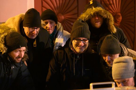 Na snímku z natáčení jsou Martin Pechlát (druhý zleva), Martin Hofmann, režisér Patrik Hartl, David Švehlík a Hynek Čermák.