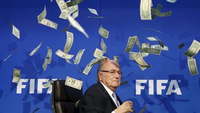 Sepp Blatter přijíždí na konferenci FIFA.