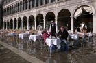 Centrum Benátek na začátku listopadu opět zalila voda. Náměstí svatého Marka se nachází na jednom z nejnižších bodů ve městě, sotva 85 centimetrů nad úrovní moře. Turisté proto nasadili na nohy ochranu proti vodě.