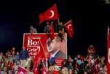 AKTUALITA: Petr Shelomovskiy (volný fotograf). Red Istanbul: Tisíce podporovatelů turecké vlády zaplavily ulice Istanbulu. Místní textilní průmysl nezaznamenal nikdy předtím tak velkou poptávku po vlajkách Turecka, jejíž dominantní barvou je právě červená.