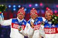 Soči 2014, závěrečný ceremoniál: Rusové Maxim Vylegžanin, Alexander Legkov a Ilja Černousov, kteří závod na 50 km