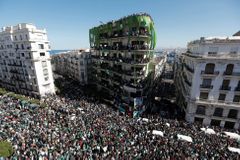 Alžírská armáda se postavila proti prezidentovi. Má rezignovat ze zdravotních důvodů