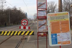 Tramvaje se na Libeňský most vrátí na začátku března, nejpoškozenější části nechá město podepřít