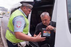 Ruští dopraváci líčí pasti na řidiče. V sousedním Bělorusku zase mají vyšší pokuty