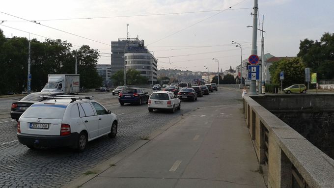 Středa ráno, 8:50, Praha, Hlávkův most. Proud vozů nekončí, řeka aut nepřestává téct ani ve vedrech a o prázdninách. Je věčná. Nekonečná.