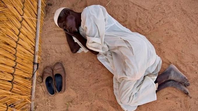 V uprchlických táborech v Dárfúru i sousedních zemích přežívají statisíce utečenců