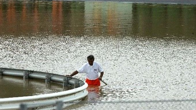 Zatopená trať v Misanu, kde přívalový déšť přerušil tréninky na Velkou cenu San Marina silničních motocyklů.