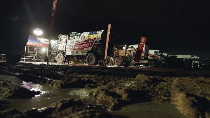 Podívejte se, jak rozmary počasí zkomplikovaly život posádkám i mechanikům během i po třetí etapě Rallye Dakar.