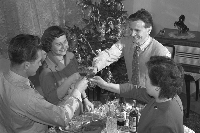 Zaměstnanci oceláren SONP Kladno při oslavě Silvestra. 30. 12. 1957