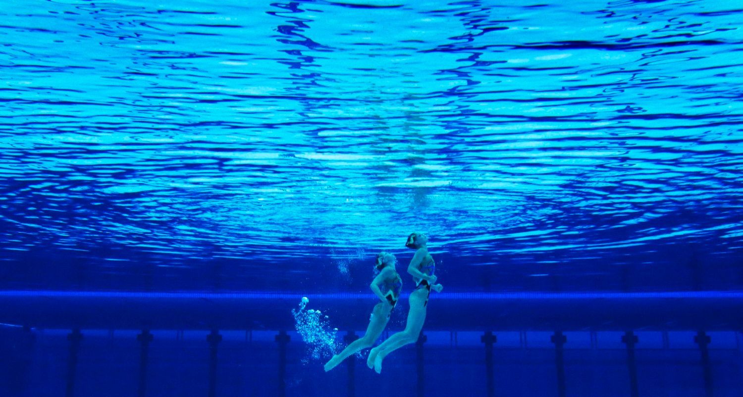 Francouzské synchronizované plavkyně Sara Labrousseová a Chloe Willhelmová v kvalifikaci na OH 2012 v Londýně.