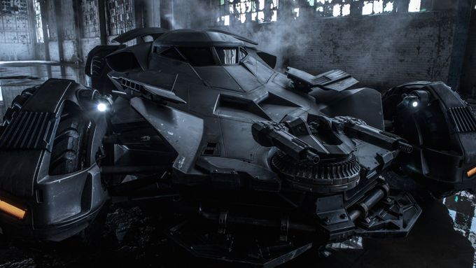 Batmobil Bena Afflecka na oficiální fotce.