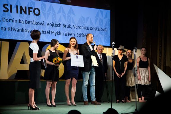 Studenti iniciativy Zvol si info dostávají cenu Gratias Tibi pro mladé dobrovolníky. Kateřina Křivánková a Vojtěch Bruk jsou uprostřed s diplomy.
