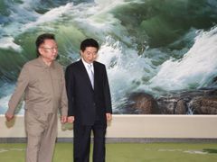 Podruhé v historii se setkali v Pchongjangu vůdcové obou korejských států. Kim Čong-il hostil jihokorejského prezidenta Ro-Mu Hjuna.