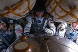 Od konce amerického programu raketoplánů se musejí kosmonauti při návratu mačkat. Snímek z nalodění do modulu Sojuz TMA-04M.