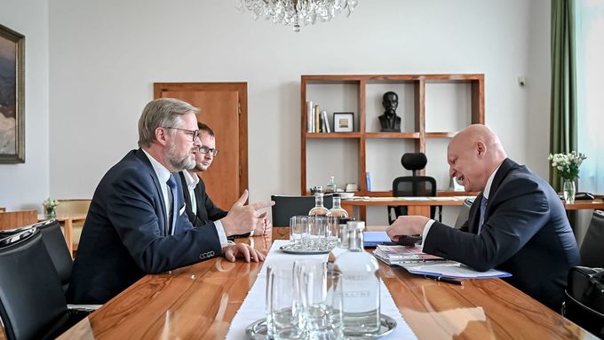 Premiér Petr Fiala (ODS) jedná s generálním ředitelem společnosti ČEZ.