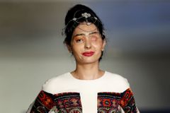 Švagr jí polil obličej kyselinou, teď indická modelka zahájila newyorský týden módy