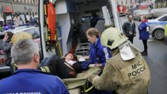 Výbuch v pterohradském metru - sanitka ošetřuje raněné