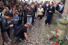 Lidé v Praze uctili minutou ticha oběti z Nice. Dorazili politici i bojovníci proti islámu