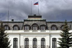 Policie střeží ruského diplomata, který do Prahy údajně přivezl jed ricin
