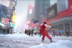 Divoká jízda na snowboardu po zasněženém New Yorku. Video amerického herce baví Facebook
