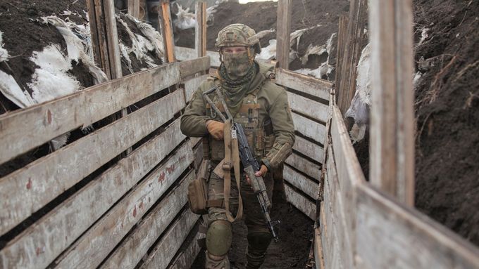 Ukrajinský voják v zákopu.