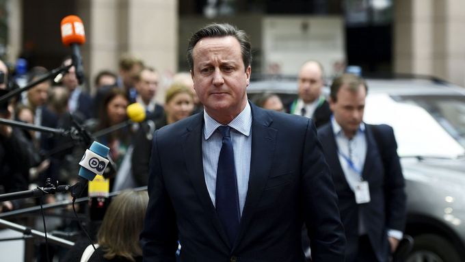 Britský premiér David Cameron přijíždí do Bruselu na summit o Brexitu a uprchlících.