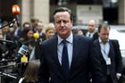 Cameron jako první britský premiér odtajnil, jaké platí daně. Kvůli kauze Panama Papers