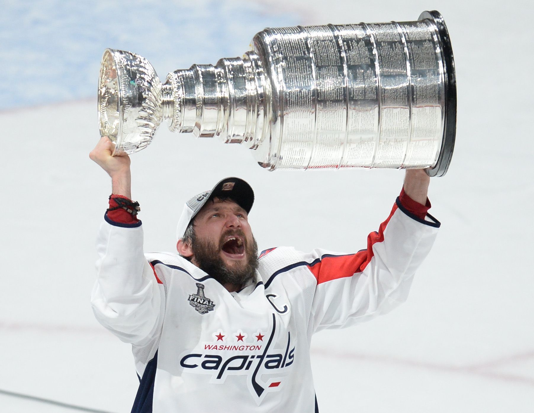 Alexandr Ovečkin s týmem Washingtonu slaví Stanley Cup